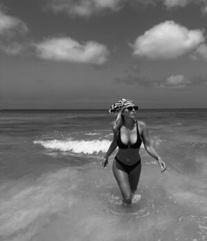 Stéphanie Clerbois Instagram - Un petit recap de nos vacances 🤍
1. La photo prise par mon chéri que vous avez validé😄 
2. Première photo lors de notre arrivée au Cap Vert
3. Petit clin d’œil à la valise oubliée 🤪
4. Première photo sur la plage 🥹🤍
5. La photo que je rêvais de faire lorsqu’il pleuvait en Belgique 😎
6. Notre dîner romantique pour nos 1 an 🥰❤️
7. La chorée qu’on nous a fait faire pour nos 1 an 😂