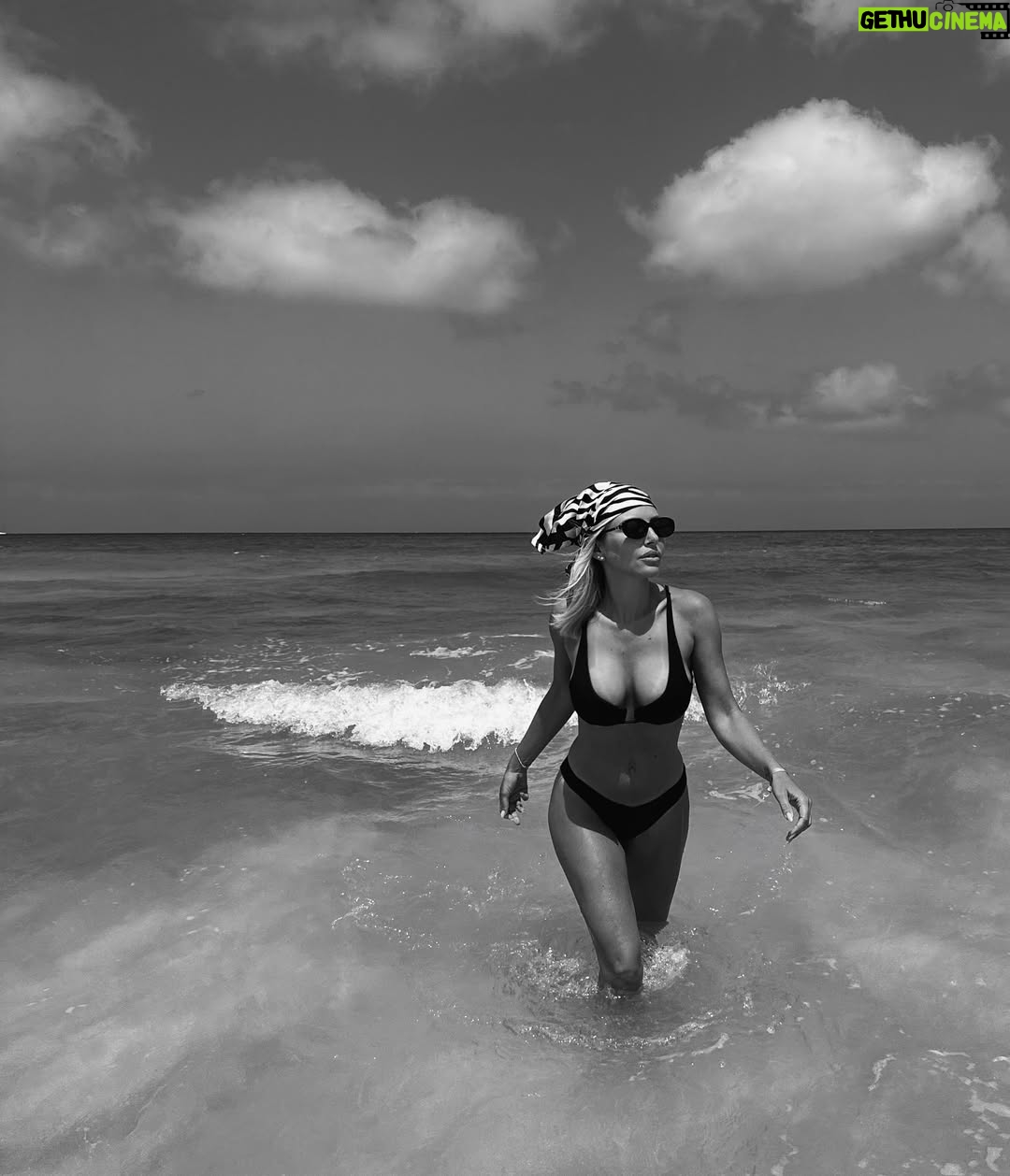 Stéphanie Clerbois - 28.4K Likes - Un petit recap de nos vacances 🤍
1. La photo prise par mon chéri que vous avez validé😄 
2. Première photo lors de notre arrivée au Cap Vert
3. Petit clin d’œil à la valise oubliée 🤪
4. Première photo sur la plage 🥹🤍
5. La photo que je rêvais de faire lorsqu’il pleuvait en Belgique 😎
6. Notre dîner romantique pour nos 1 an 🥰❤️
7. La chorée qu’on nous a fait faire pour nos 1 an 😂