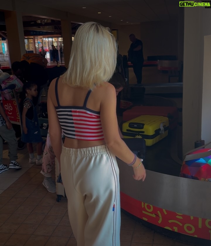 Stéphanie Clerbois - 28.4K Likes - Un petit recap de nos vacances 🤍
1. La photo prise par mon chéri que vous avez validé😄 
2. Première photo lors de notre arrivée au Cap Vert
3. Petit clin d’œil à la valise oubliée 🤪
4. Première photo sur la plage 🥹🤍
5. La photo que je rêvais de faire lorsqu’il pleuvait en Belgique 😎
6. Notre dîner romantique pour nos 1 an 🥰❤️
7. La chorée qu’on nous a fait faire pour nos 1 an 😂