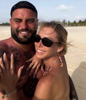 Stéphanie Clerbois Instagram - Un petit recap de nos vacances 🤍
1. La photo prise par mon chéri que vous avez validé😄 
2. Première photo lors de notre arrivée au Cap Vert
3. Petit clin d’œil à la valise oubliée 🤪
4. Première photo sur la plage 🥹🤍
5. La photo que je rêvais de faire lorsqu’il pleuvait en Belgique 😎
6. Notre dîner romantique pour nos 1 an 🥰❤️
7. La chorée qu’on nous a fait faire pour nos 1 an 😂