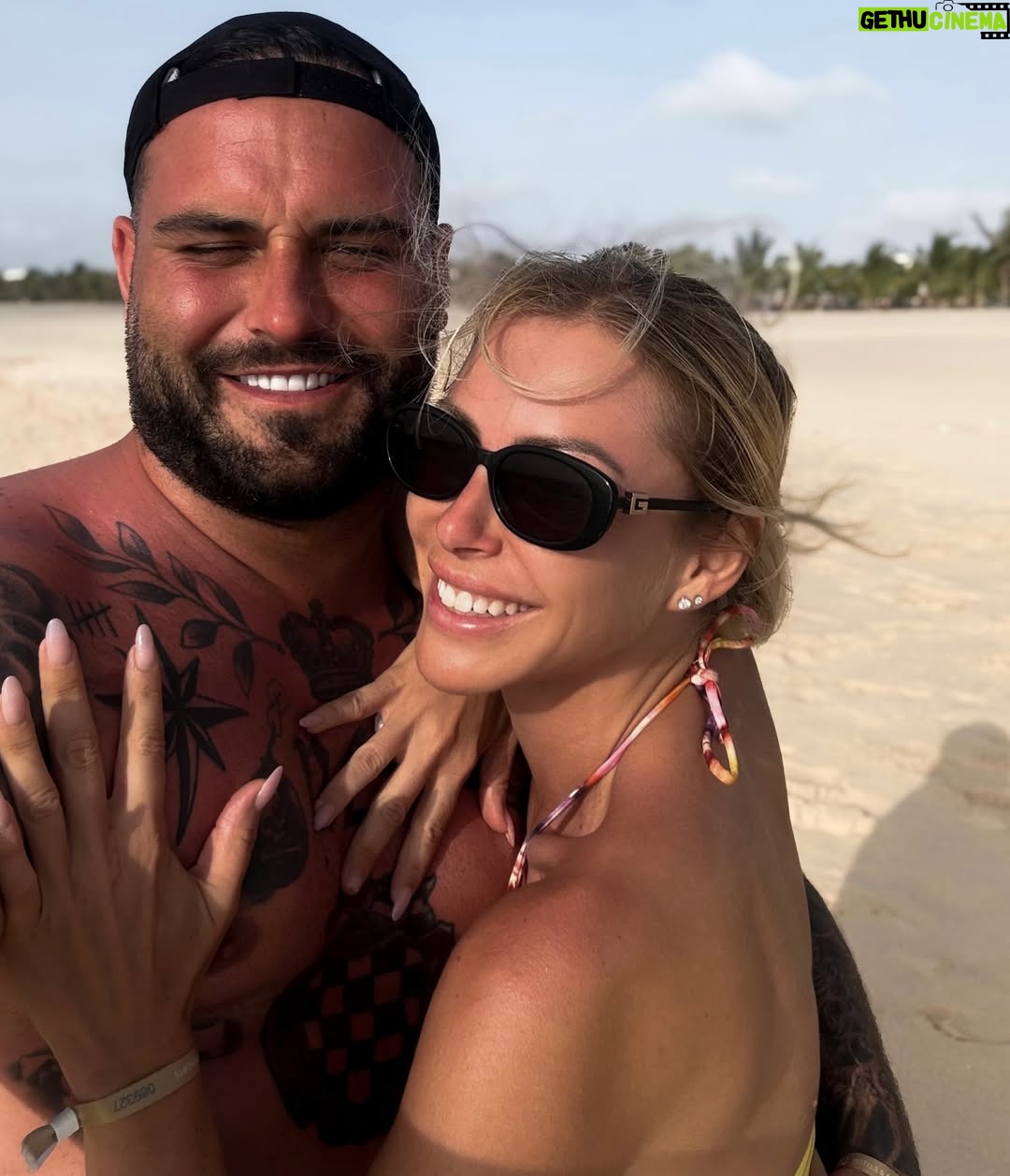 Stéphanie Clerbois - 28.4K Likes - Un petit recap de nos vacances 🤍
1. La photo prise par mon chéri que vous avez validé😄 
2. Première photo lors de notre arrivée au Cap Vert
3. Petit clin d’œil à la valise oubliée 🤪
4. Première photo sur la plage 🥹🤍
5. La photo que je rêvais de faire lorsqu’il pleuvait en Belgique 😎
6. Notre dîner romantique pour nos 1 an 🥰❤️
7. La chorée qu’on nous a fait faire pour nos 1 an 😂