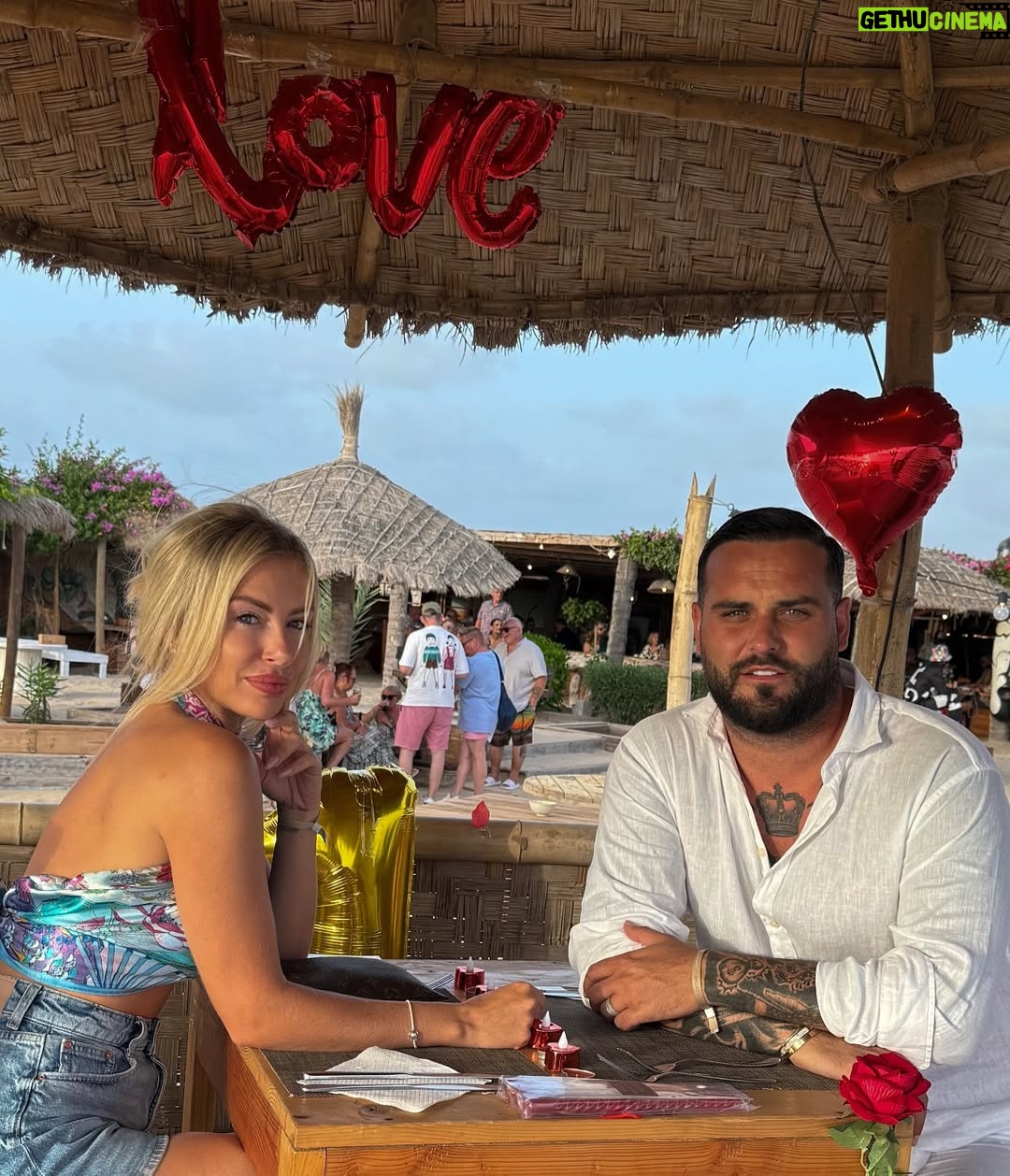 Stéphanie Clerbois - 28.4K Likes - Un petit recap de nos vacances 🤍
1. La photo prise par mon chéri que vous avez validé😄 
2. Première photo lors de notre arrivée au Cap Vert
3. Petit clin d’œil à la valise oubliée 🤪
4. Première photo sur la plage 🥹🤍
5. La photo que je rêvais de faire lorsqu’il pleuvait en Belgique 😎
6. Notre dîner romantique pour nos 1 an 🥰❤️
7. La chorée qu’on nous a fait faire pour nos 1 an 😂