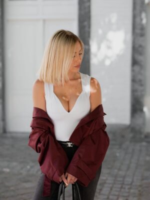 Stéphanie Clerbois Instagram - De retour sur mon feed (après un long mois d’absence) avec 
@fashionnova 🥹🤍

Référence :
Top blanc >> Salty Sweet Plunge Neck Top - White
Jean >> Giving Off Vibes Stretch Flare Jeans - Black
Trench >> Leona Cropped Trench - Wine

*collaboration commerciale