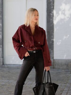 Stéphanie Clerbois Instagram - De retour sur mon feed (après un long mois d’absence) avec 
@fashionnova 🥹🤍

Référence :
Top blanc >> Salty Sweet Plunge Neck Top - White
Jean >> Giving Off Vibes Stretch Flare Jeans - Black
Trench >> Leona Cropped Trench - Wine

*collaboration commerciale