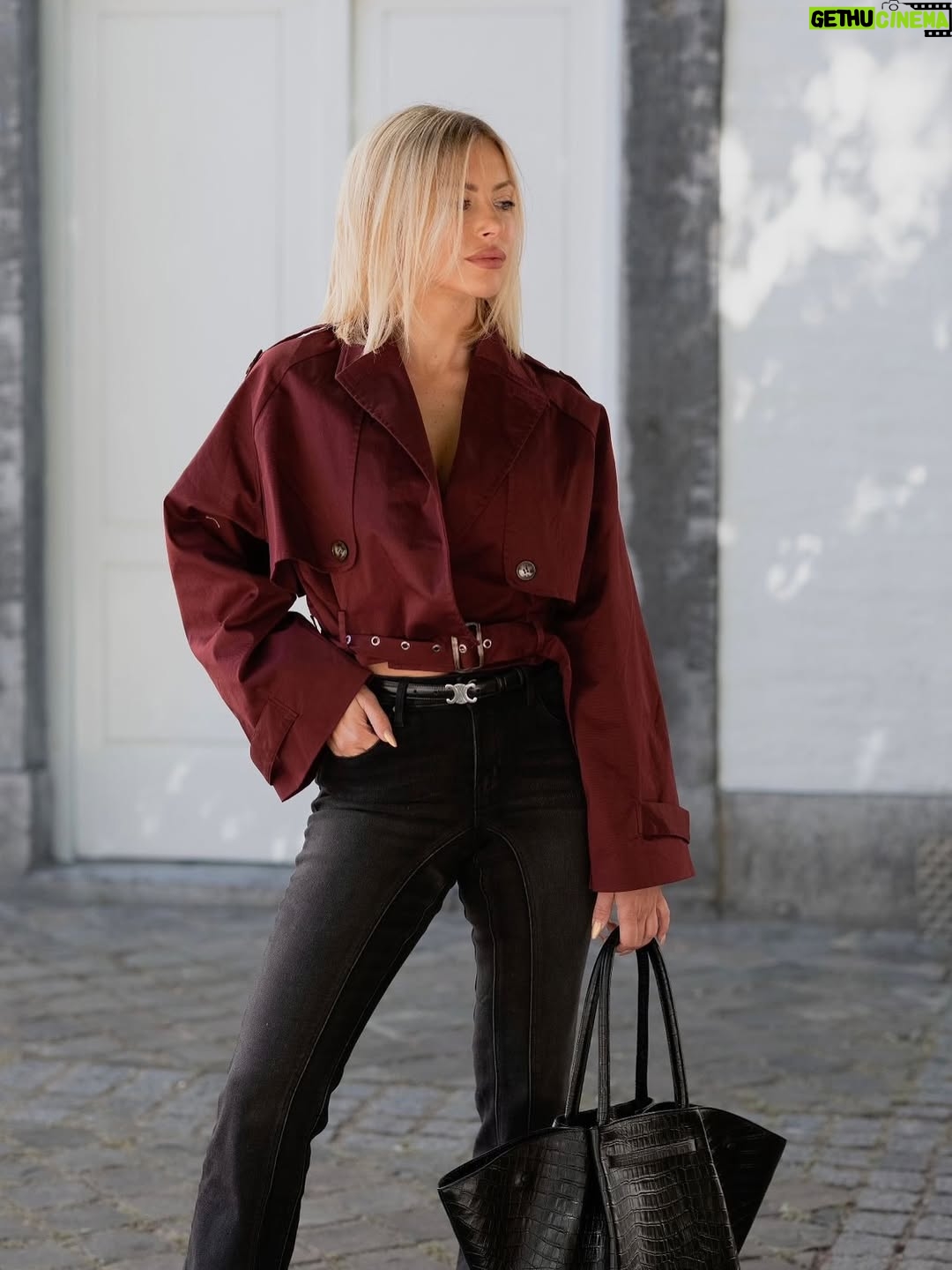 Stéphanie Clerbois - 16.9K Likes - De retour sur mon feed (après un long mois d’absence) avec 
@fashionnova 🥹🤍

Référence :
Top blanc >> Salty Sweet Plunge Neck Top - White
Jean >> Giving Off Vibes Stretch Flare Jeans - Black
Trench >> Leona Cropped Trench - Wine

*collaboration commerciale