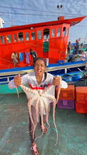 Subiksha kumar Instagram - Dangerous octopus 🐙 pei kanava 😱#trending #trendingreels #viral #shorts #reelsinstagram #sealife #instagood #sea #reelsinstagram #trendingreels #dangerous fish #octopus