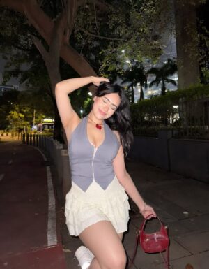 Sucheta Dutta Instagram - Midnight strolls🚶‍♀️🌃✨🪩

.
.
.
.
.
.
[ mumbai night life, flash photography, midnight stroll, explore ] 

.
.
.
.
#fyp #mumbainight #midnightstroll #viralpost