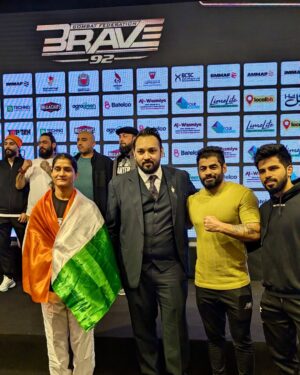 Suchika Hooda Instagram - lions war club team with president @thehawkshahid of @bravemmaf combat federation in bahrain š§š for brave 92
@suchika_tariyal fighting in brave 92
we are ready for tomorrow war victoryāš» #mma #fight #mmafighter #judo #judoka #wrestling