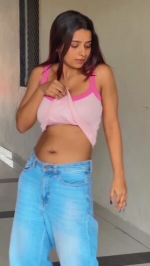 SuhanaKhan Instagram - kamar🔥#dance#trend#trending#reelitfeelit#reelkarofeelkaro#explore#suhufam