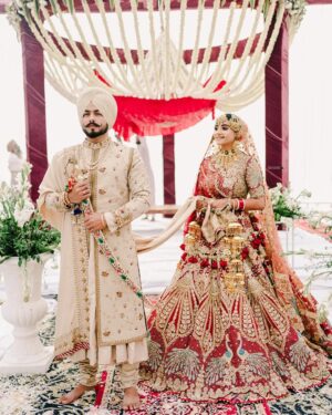 Sukhman Bhullar Sidhu Instagram - ANAND KARAJ 🥹😇
👰🏻♀️
Outfit : @rimpleandharpreet
Makeup : @shahid_naar
Jewellery : @jagdishjewellerschandigarh
🤵🏻♂️
Outfit : @panjab.bespoke
📷 : @sunnydhimanphotography
