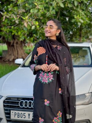 Sukhman Bhullar Sidhu Instagram - Beautiful outfit by @label_fazil 🌸