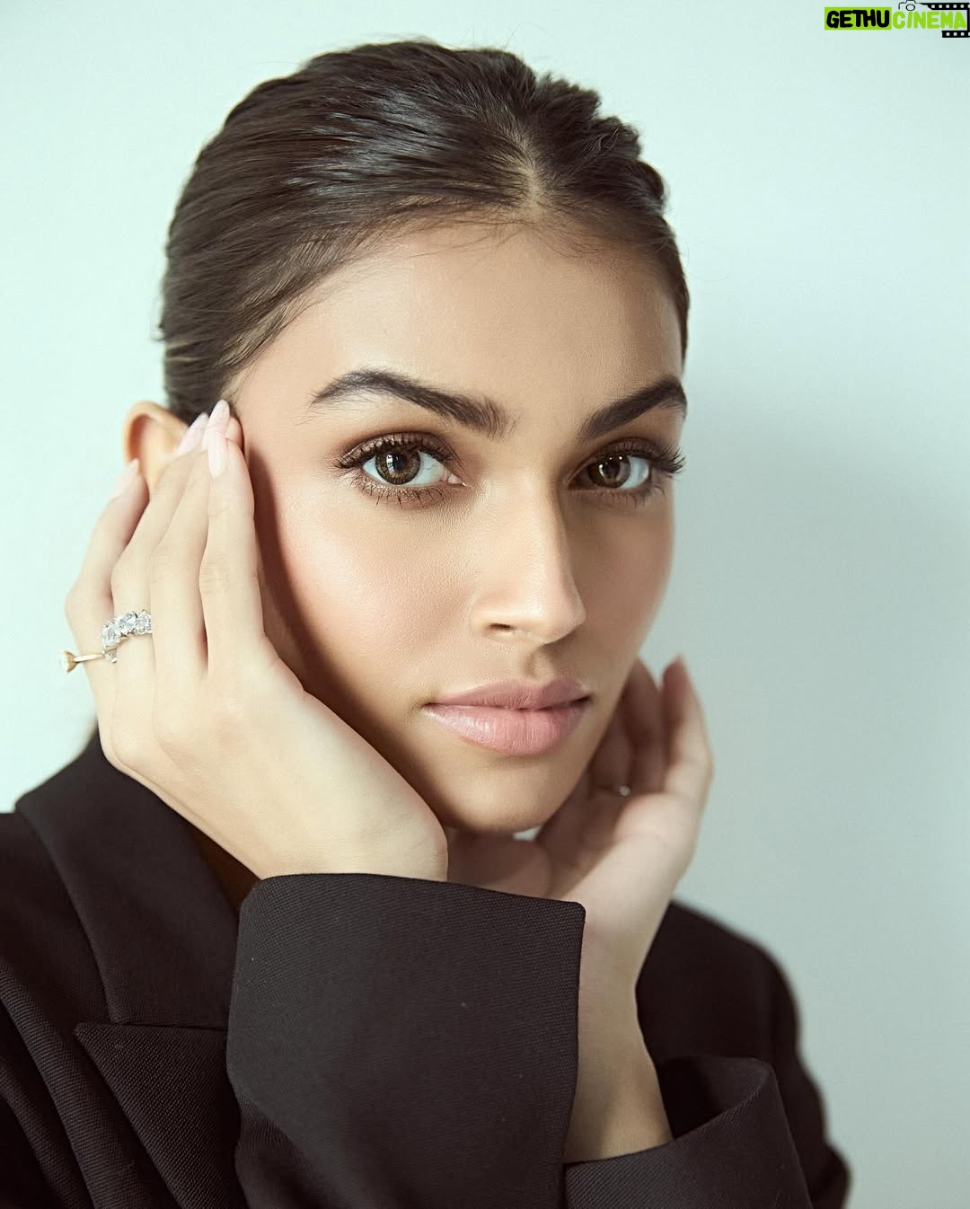 Suman Rao - 2.1K Likes - So…….what do you think? 😉

📸 @gohil_jeet 
Makeup @chettiaralbert 
Hair @chettiarqueensly 
Styled by @kudratanand