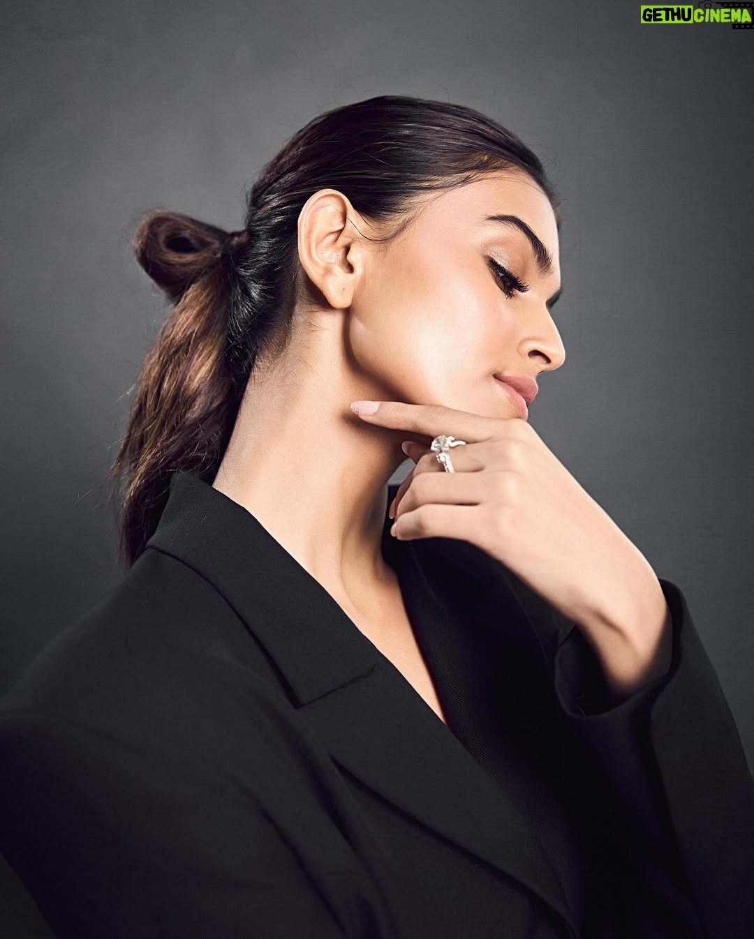 Suman Rao - 2.1K Likes - So…….what do you think? 😉

📸 @gohil_jeet 
Makeup @chettiaralbert 
Hair @chettiarqueensly 
Styled by @kudratanand