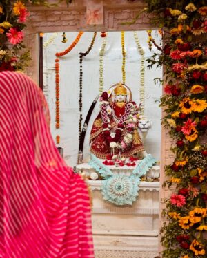Suman Rao Instagram - 5 vibrant, pure and nothing short of magical days of divine bliss in Aidana (mera gaon), Rajasthan! 🌟
Baisa hukum ( that’s me😉) had a wonderful time celebrating the auspicious stapana of our revered kuldevi Maa with vibrant festivities that touched my heart and soul. 🙏🧿🫶🏻 But what unfolded was beyond magical... the experience healed me in ways I never thought possible! 🙌❤️
My heart is full✨🙏
#kuldeviMaa #stapana #divineintervention #healingvibes