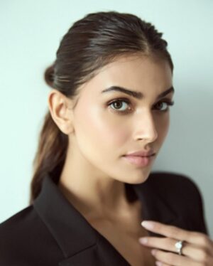 Suman Rao Instagram - So…….what do you think? 😉
📸 @gohil_jeet
Makeup @chettiaralbert
Hair @chettiarqueensly
Styled by @kudratanand