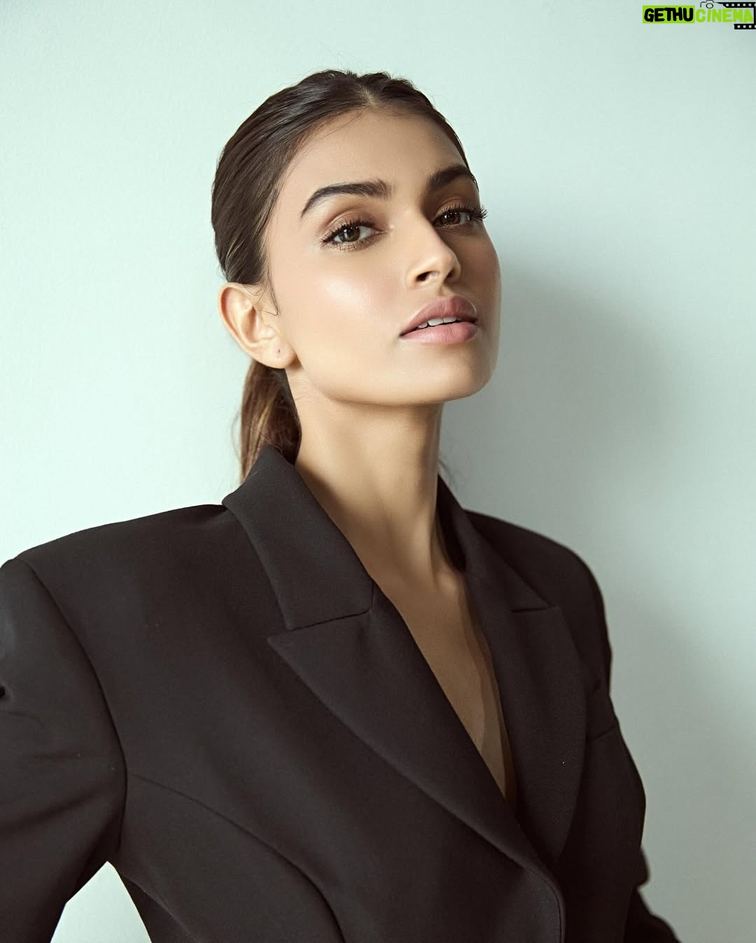 Suman Rao - 2.1K Likes - So…….what do you think? 😉

📸 @gohil_jeet 
Makeup @chettiaralbert 
Hair @chettiarqueensly 
Styled by @kudratanand