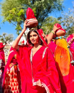Suman Rao Instagram - 5 vibrant, pure and nothing short of magical days of divine bliss in Aidana (mera gaon), Rajasthan! 🌟
Baisa hukum ( that’s me😉) had a wonderful time celebrating the auspicious stapana of our revered kuldevi Maa with vibrant festivities that touched my heart and soul. 🙏🧿🫶🏻 But what unfolded was beyond magical... the experience healed me in ways I never thought possible! 🙌❤️
My heart is full✨🙏
#kuldeviMaa #stapana #divineintervention #healingvibes