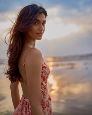 Suman Rao Instagram - Dreams. Passions. Aspirations. Goals. Happiness. Love. Desires. To feel full, to wanting all of it, everything that you deserve. Isn’t it the ultimate gift to give yourself?…
#embrace
#believe