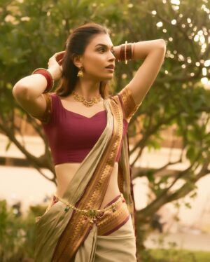 Suman Rao Instagram - Vanakkam chithis and machans 😘
Pattu saree, jhumka, and some Tamil spice!
Naan ready-aa? Azhagu overdose-aa? 😍
#FromRajasthanToRajinified #TamilGirlVibes #SassyAndSouth #SareeSwag
#AzhaguAlert