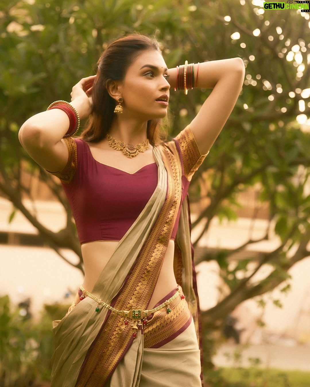Suman Rao - 12.9K Likes - Vanakkam chithis and machans 😘

Pattu saree, jhumka, and some Tamil spice!
Naan ready-aa? Azhagu overdose-aa? 😍

#FromRajasthanToRajinified #TamilGirlVibes #SassyAndSouth #SareeSwag 
#AzhaguAlert