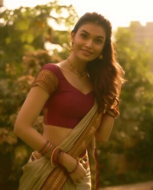 Suman Rao Instagram - Vanakkam chithis and machans 😘
Pattu saree, jhumka, and some Tamil spice!
Naan ready-aa? Azhagu overdose-aa? 😍
#FromRajasthanToRajinified #TamilGirlVibes #SassyAndSouth #SareeSwag
#AzhaguAlert