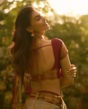 Suman Rao Instagram - Vanakkam chithis and machans 😘
Pattu saree, jhumka, and some Tamil spice!
Naan ready-aa? Azhagu overdose-aa? 😍
#FromRajasthanToRajinified #TamilGirlVibes #SassyAndSouth #SareeSwag
#AzhaguAlert