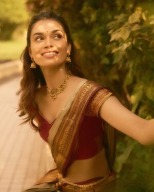 Suman Rao Instagram - Vanakkam chithis and machans 😘
Pattu saree, jhumka, and some Tamil spice!
Naan ready-aa? Azhagu overdose-aa? 😍
#FromRajasthanToRajinified #TamilGirlVibes #SassyAndSouth #SareeSwag
#AzhaguAlert