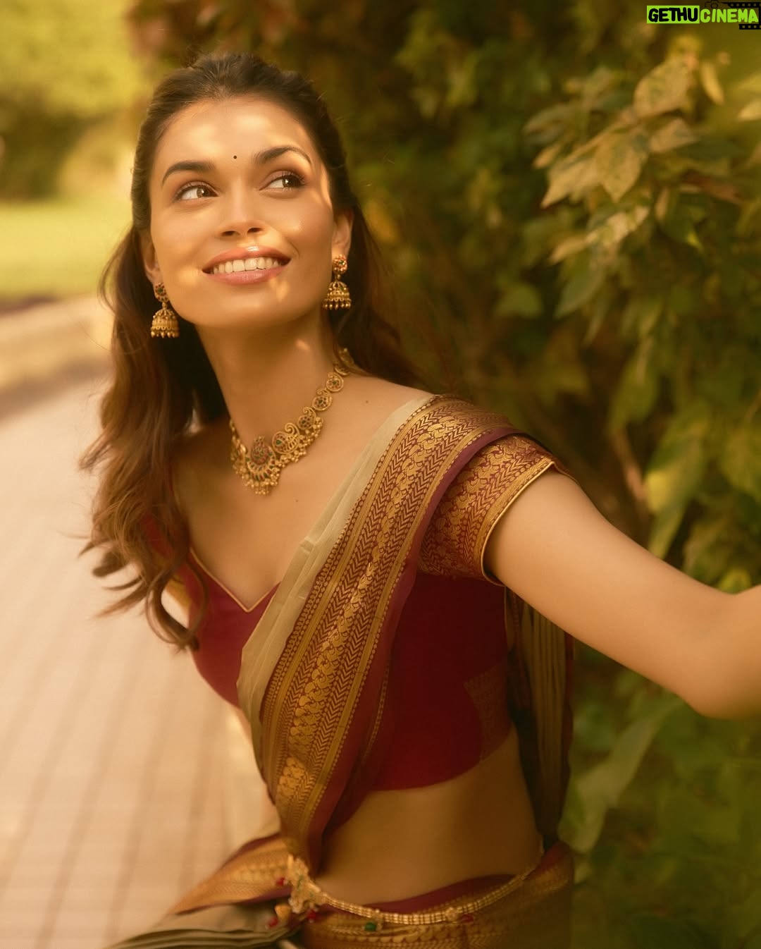 Suman Rao - 12.9K Likes - Vanakkam chithis and machans 😘

Pattu saree, jhumka, and some Tamil spice!
Naan ready-aa? Azhagu overdose-aa? 😍

#FromRajasthanToRajinified #TamilGirlVibes #SassyAndSouth #SareeSwag 
#AzhaguAlert