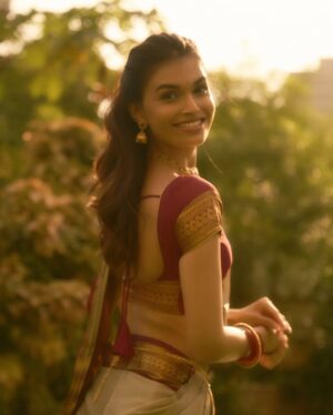 Suman Rao Instagram - Vanakkam chithis and machans 😘
Pattu saree, jhumka, and some Tamil spice!
Naan ready-aa? Azhagu overdose-aa? 😍
#FromRajasthanToRajinified #TamilGirlVibes #SassyAndSouth #SareeSwag
#AzhaguAlert