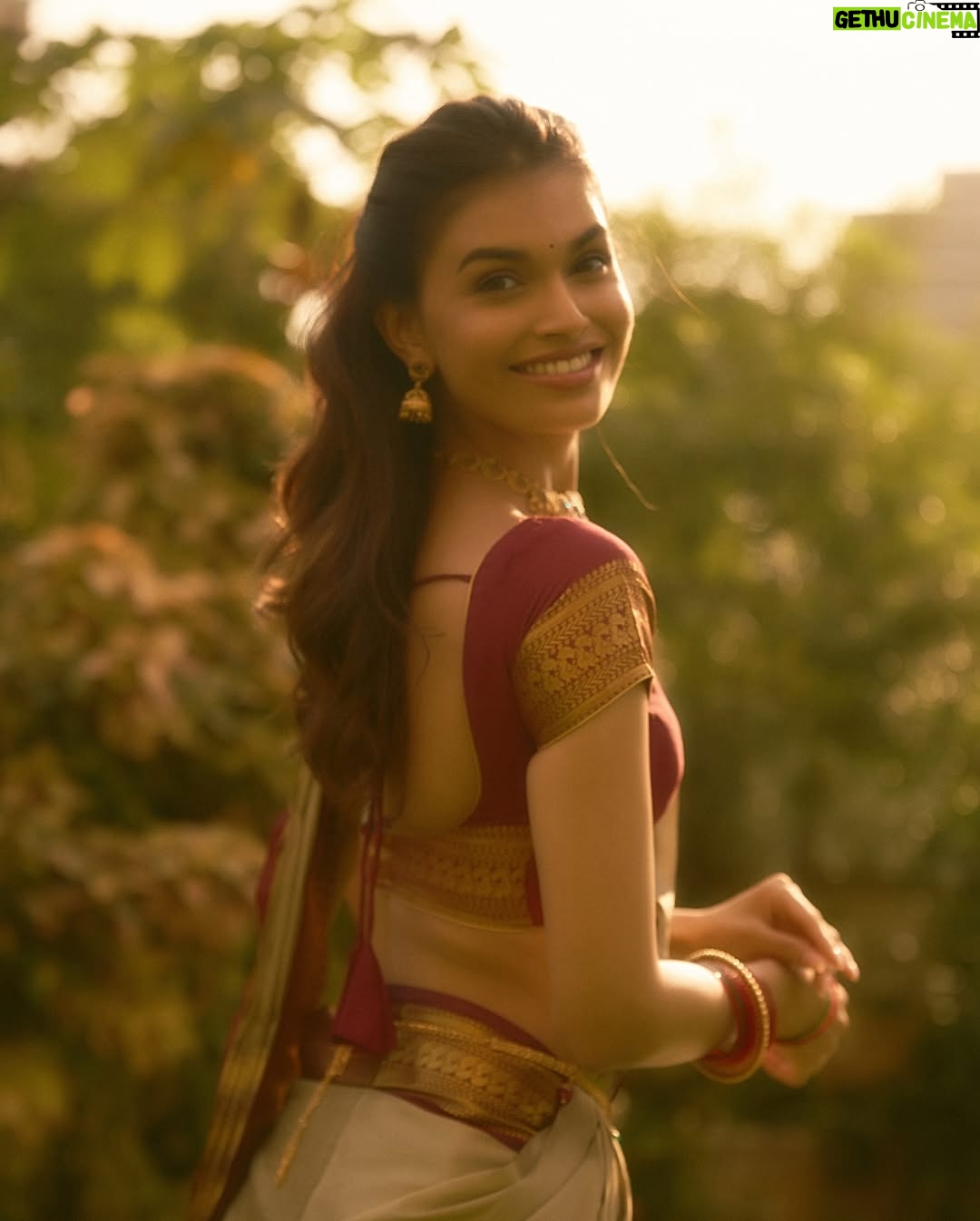 Suman Rao - 12.9K Likes - Vanakkam chithis and machans 😘

Pattu saree, jhumka, and some Tamil spice!
Naan ready-aa? Azhagu overdose-aa? 😍

#FromRajasthanToRajinified #TamilGirlVibes #SassyAndSouth #SareeSwag 
#AzhaguAlert