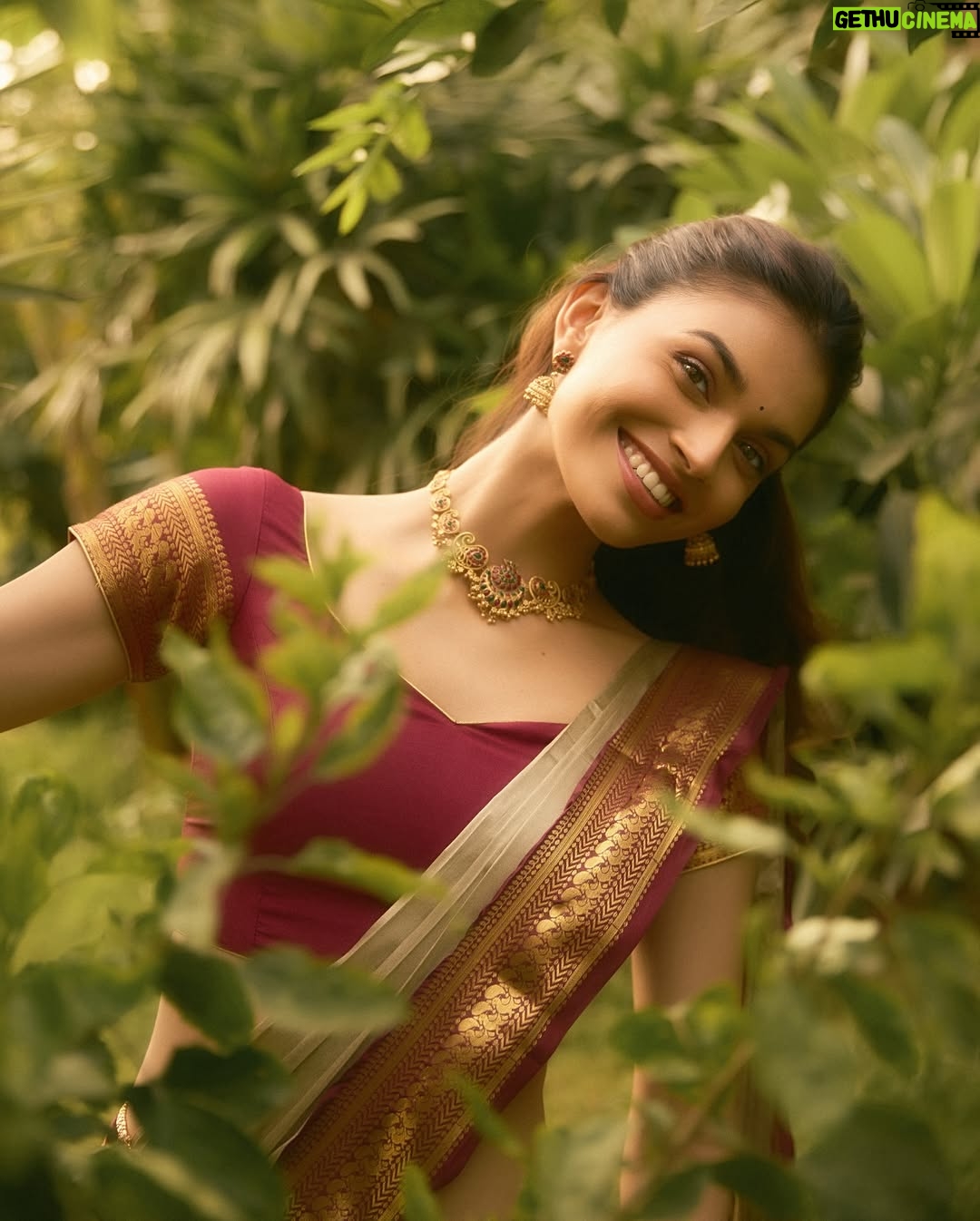 Suman Rao - 12.9K Likes - Vanakkam chithis and machans 😘

Pattu saree, jhumka, and some Tamil spice!
Naan ready-aa? Azhagu overdose-aa? 😍

#FromRajasthanToRajinified #TamilGirlVibes #SassyAndSouth #SareeSwag 
#AzhaguAlert