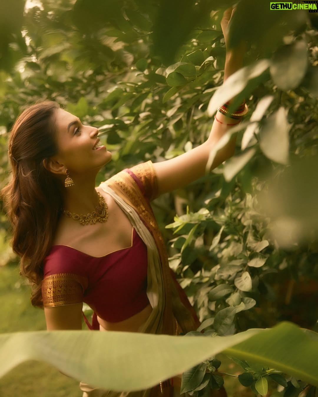 Suman Rao - 12.9K Likes - Vanakkam chithis and machans 😘

Pattu saree, jhumka, and some Tamil spice!
Naan ready-aa? Azhagu overdose-aa? 😍

#FromRajasthanToRajinified #TamilGirlVibes #SassyAndSouth #SareeSwag 
#AzhaguAlert