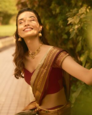 Suman Rao Instagram - Vanakkam chithis and machans 😘
Pattu saree, jhumka, and some Tamil spice!
Naan ready-aa? Azhagu overdose-aa? 😍
#FromRajasthanToRajinified #TamilGirlVibes #SassyAndSouth #SareeSwag
#AzhaguAlert