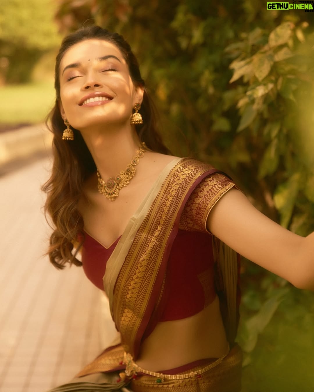 Suman Rao - 12.9K Likes - Vanakkam chithis and machans 😘

Pattu saree, jhumka, and some Tamil spice!
Naan ready-aa? Azhagu overdose-aa? 😍

#FromRajasthanToRajinified #TamilGirlVibes #SassyAndSouth #SareeSwag 
#AzhaguAlert