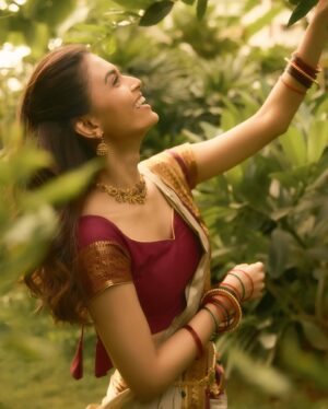 Suman Rao Instagram - Vanakkam chithis and machans 😘
Pattu saree, jhumka, and some Tamil spice!
Naan ready-aa? Azhagu overdose-aa? 😍
#FromRajasthanToRajinified #TamilGirlVibes #SassyAndSouth #SareeSwag
#AzhaguAlert