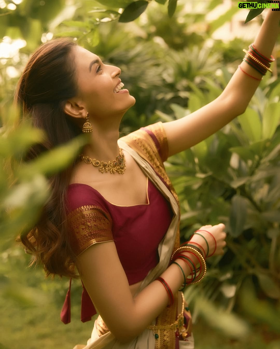 Suman Rao - 12.9K Likes - Vanakkam chithis and machans 😘

Pattu saree, jhumka, and some Tamil spice!
Naan ready-aa? Azhagu overdose-aa? 😍

#FromRajasthanToRajinified #TamilGirlVibes #SassyAndSouth #SareeSwag 
#AzhaguAlert