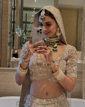Suman Rao Instagram - #Ad so Beautiful…BTS toh banta hai…☺️😉
Eejiii lagta hai dulhan banna…??!!…Eejii nahi hai..☺️😉😎
@sarahiforgot @entouragefilms @timestalent @mirtawseef18
@kirrann_gavali05 @gary_dean_taylor @edwardlalrempuia @brown__bread__ @sneharodricks