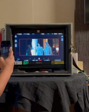 Suman Rao Instagram - #Ad so Beautiful…BTS toh banta hai…☺️😉

Eejiii lagta hai dulhan banna…??!!…Eejii nahi hai..☺️😉😎

@sarahiforgot @entouragefilms @timestalent @mirtawseef18 
@kirrann_gavali05 @gary_dean_taylor @edwardlalrempuia @brown__bread__ @sneharodricks