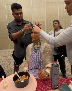 Suman Rao Instagram - #Ad so Beautiful…BTS toh banta hai…☺️😉

Eejiii lagta hai dulhan banna…??!!…Eejii nahi hai..☺️😉😎

@sarahiforgot @entouragefilms @timestalent @mirtawseef18 
@kirrann_gavali05 @gary_dean_taylor @edwardlalrempuia @brown__bread__ @sneharodricks
