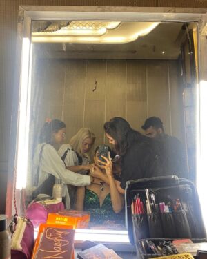 Suman Rao Instagram - #Ad so Beautiful…BTS toh banta hai…☺️😉
Eejiii lagta hai dulhan banna…??!!…Eejii nahi hai..☺️😉😎
@sarahiforgot @entouragefilms @timestalent @mirtawseef18
@kirrann_gavali05 @gary_dean_taylor @edwardlalrempuia @brown__bread__ @sneharodricks