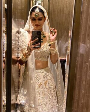 Suman Rao Instagram - #Ad so Beautiful…BTS toh banta hai…☺️😉
Eejiii lagta hai dulhan banna…??!!…Eejii nahi hai..☺️😉😎
@sarahiforgot @entouragefilms @timestalent @mirtawseef18
@kirrann_gavali05 @gary_dean_taylor @edwardlalrempuia @brown__bread__ @sneharodricks