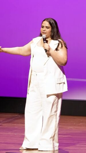 Sumukhi Suresh Instagram - Saturday was Magical. Thank you Mumbai for showing up. From 20 seater to 2000 seater, it’s been a joy!
📍 #TheGrandTheatre, NMACC!
Thank you @kennethseb for opening the show 🥹
Show Producer- @kimsharmaofficial
Managed by @dcatalent
Wet kisses to @kareemabarry @shreejachaturvedi @mymalishka @uroojashfaq 😘
#Hormonal #SumukhiSuresh #StandUpComedy