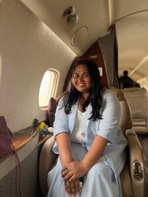Sumukhi Suresh Instagram - Had to take a private jet because my Uber was late.
Also Hoemonal gang - IYKYKKKKKK
📸 @kishushroff @aishwarya_khare
Outfit: @amydus
Styled by @natashaabothra with @mausmi_mitra_