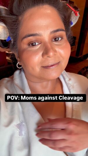 Sumukhi Suresh Instagram - Cleavage is the real villain. 

#comedy #funny #trendingreels #cleavage #momanddaughter 

[Comedy, Cleavage, Mom wars, Cleavage]
