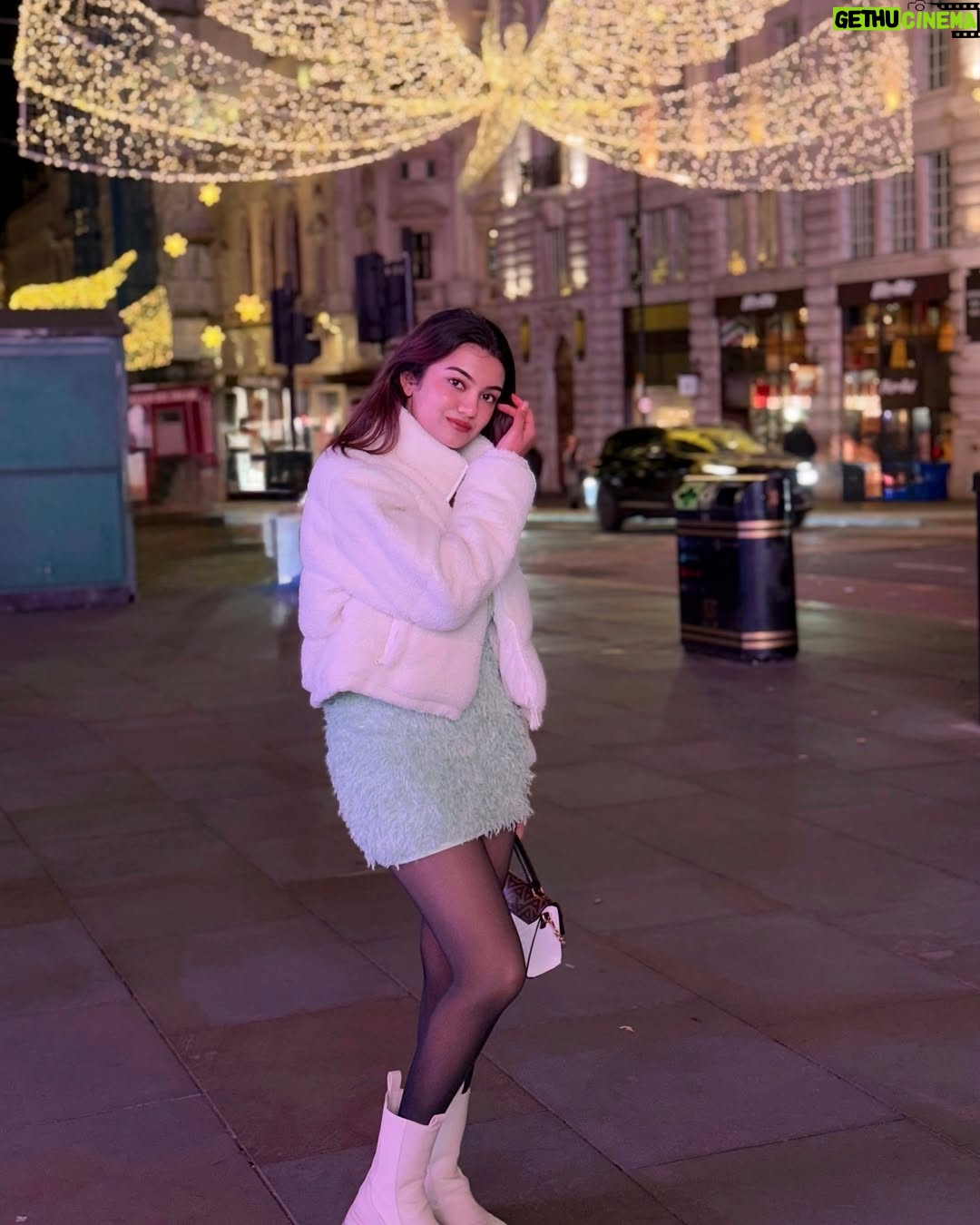 Sunaina Ganesh - 2.2K Likes - Christmas lights & Starry nights 🎄🖤