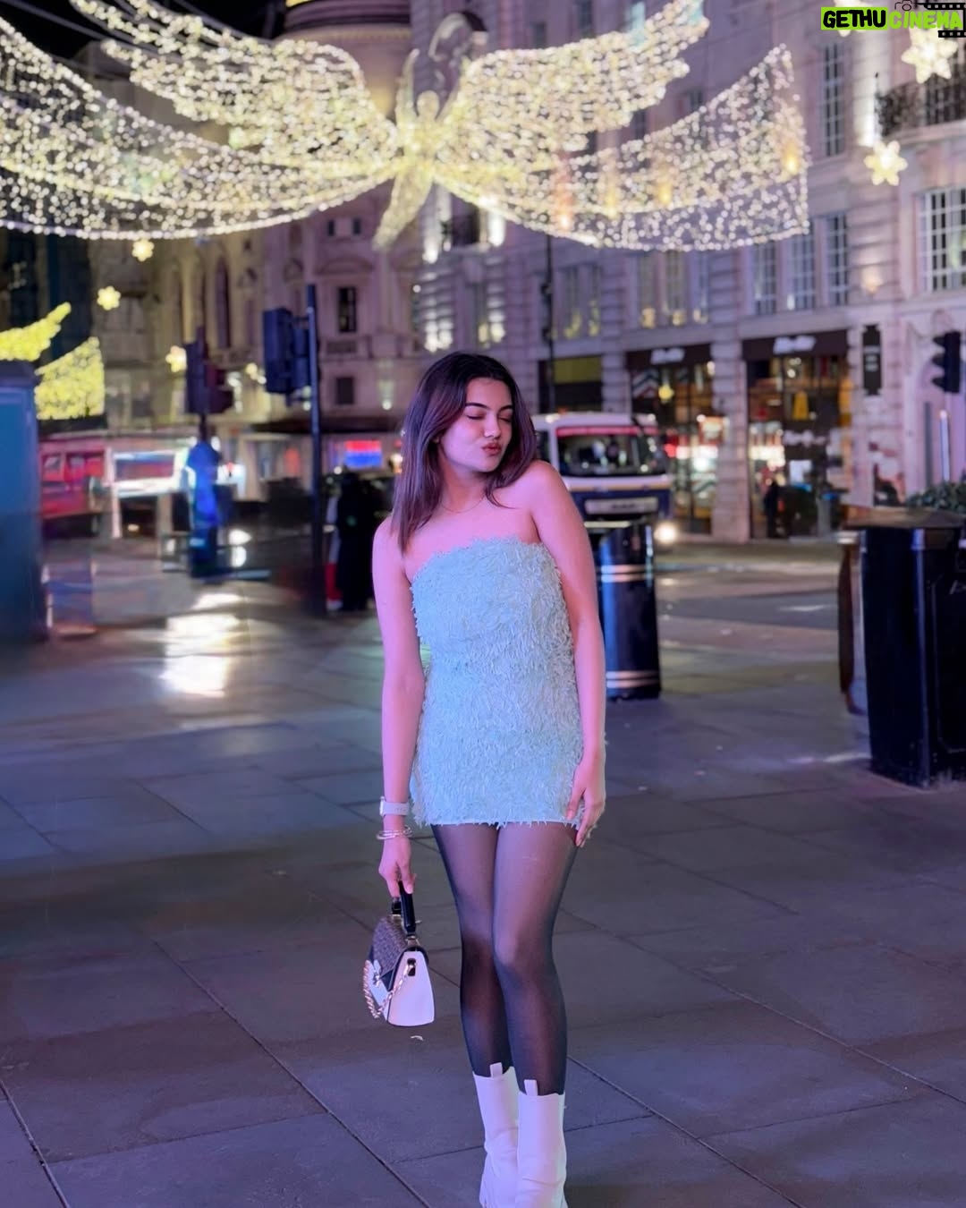 Sunaina Ganesh - 2.2K Likes - Christmas lights & Starry nights 🎄🖤