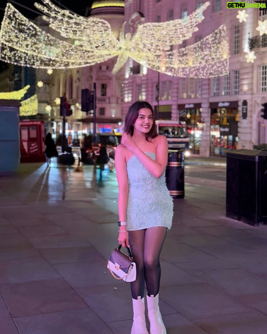 Sunaina Ganesh - 2.2K Likes - Christmas lights & Starry nights 🎄🖤
