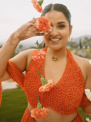 Sunaina Khera Instagram - A bride who made her mehendi truly her own. She chose our custom word lehenga in orange with a 3D floral blouse and designed just for her. This one is extra special for us too, as it’s the first time we brought personalized words to life in Hindi. Couldn’t have asked for a more beautiful beginning to this idea.✨🧡
Bride: @xxaishwaryaxx
Groom: devalgupta
Photographer: @theblemishedtales
Planner: @apanacheaffair
Florals: @tbdsandiego
HMU: @bridesbyroupak