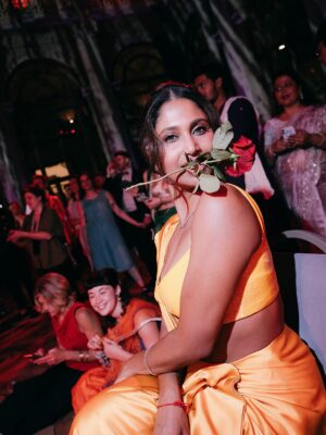 Sunaina Khera Instagram - A cross cultural celebration to remember 🥹💛
Ipshita chose our yellow silk satin sari for her sangeet afterparty at her Indian-Lebanese wedding in Porto, Portugal.
The sweetest part? @ipshitak and @ribal.saroufim tied the knot on the same date they started dating,10 years ago.✨
Photography: @afonsocastella @luisakiota
Makeup: @tomperdigao
Location: @palaciodabolsa