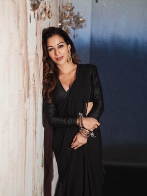 Sunayana Fozdar Instagram - Bol Kaffara Kya Hoga 🥀
This Song🖤
#bolkaffarakyahoga
📷 @akphotography_mumbai
Hair @jiggna_makeover
Styled by: @styleitupbyaashna
Saree: @readiprintfashions @indianweddingsaree
📍 @byou.in @tejalpimpley